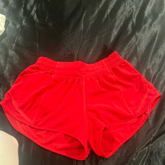 lululemon low raise 2.5 hottt hot shorts size 6 - Picture 1 of 7